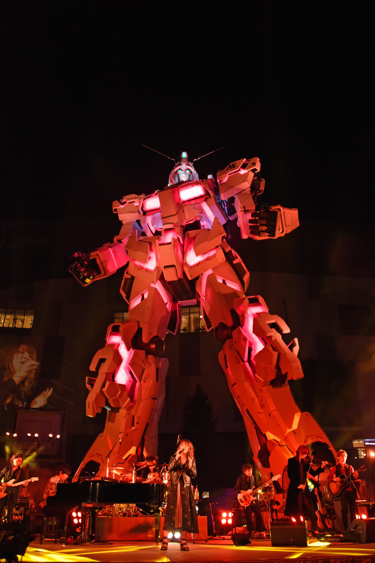 「実物大ユニコーンガンダム立像」オープニングセレモニーの様子。
