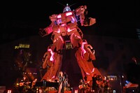 「実物大ユニコーンガンダム立像」オープニングセレモニーの様子。