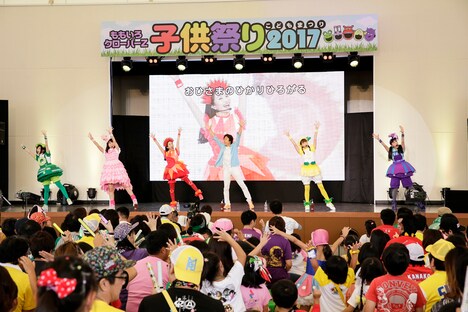 ひろみちお兄さんとパフォーマンスするももくろちゃんZ。(Photo by Aya Horiguchi)