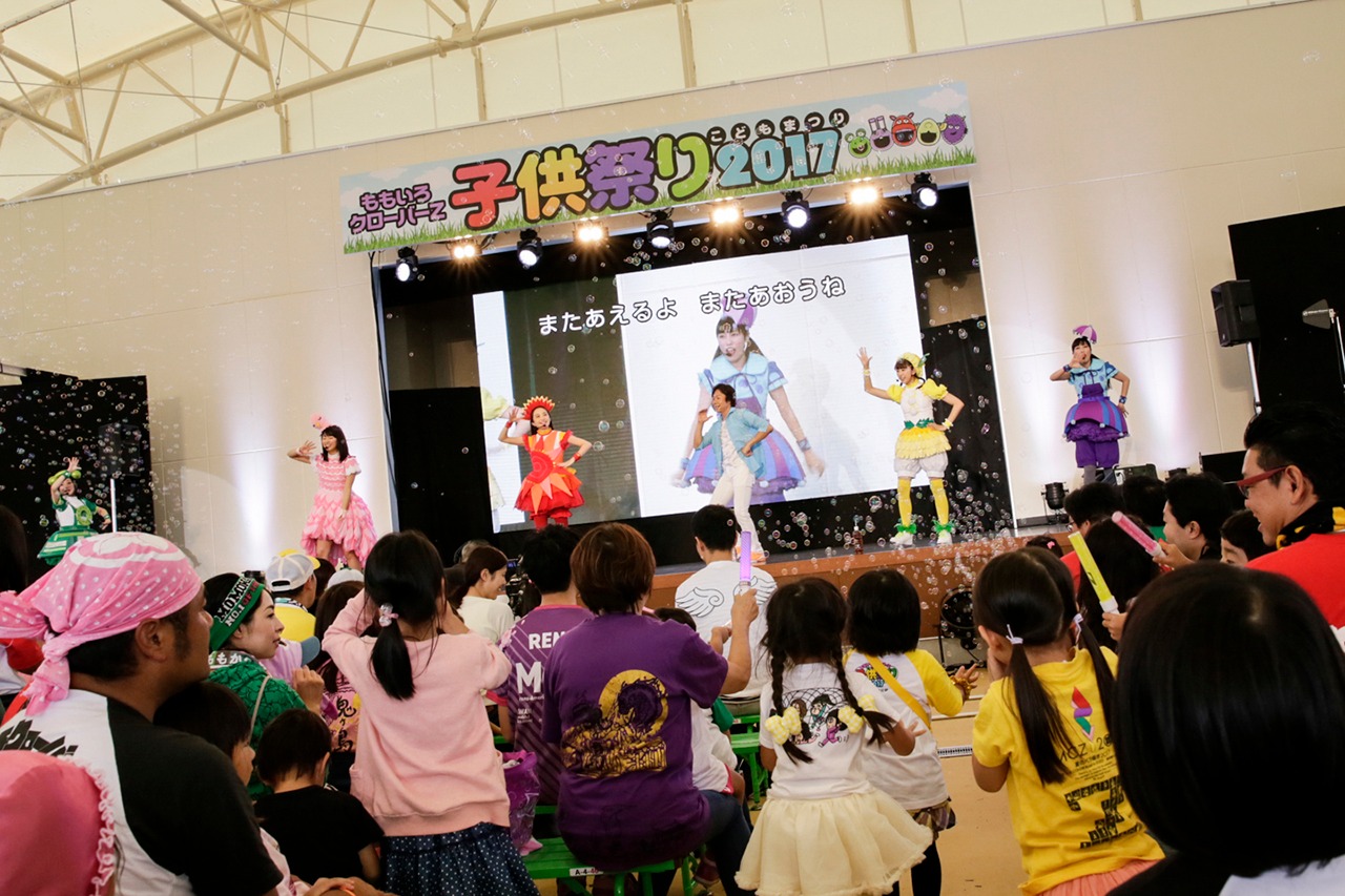 ひろみちお兄さんとパフォーマンスするももくろちゃんZ。（Photo by Aya Horiguchi）