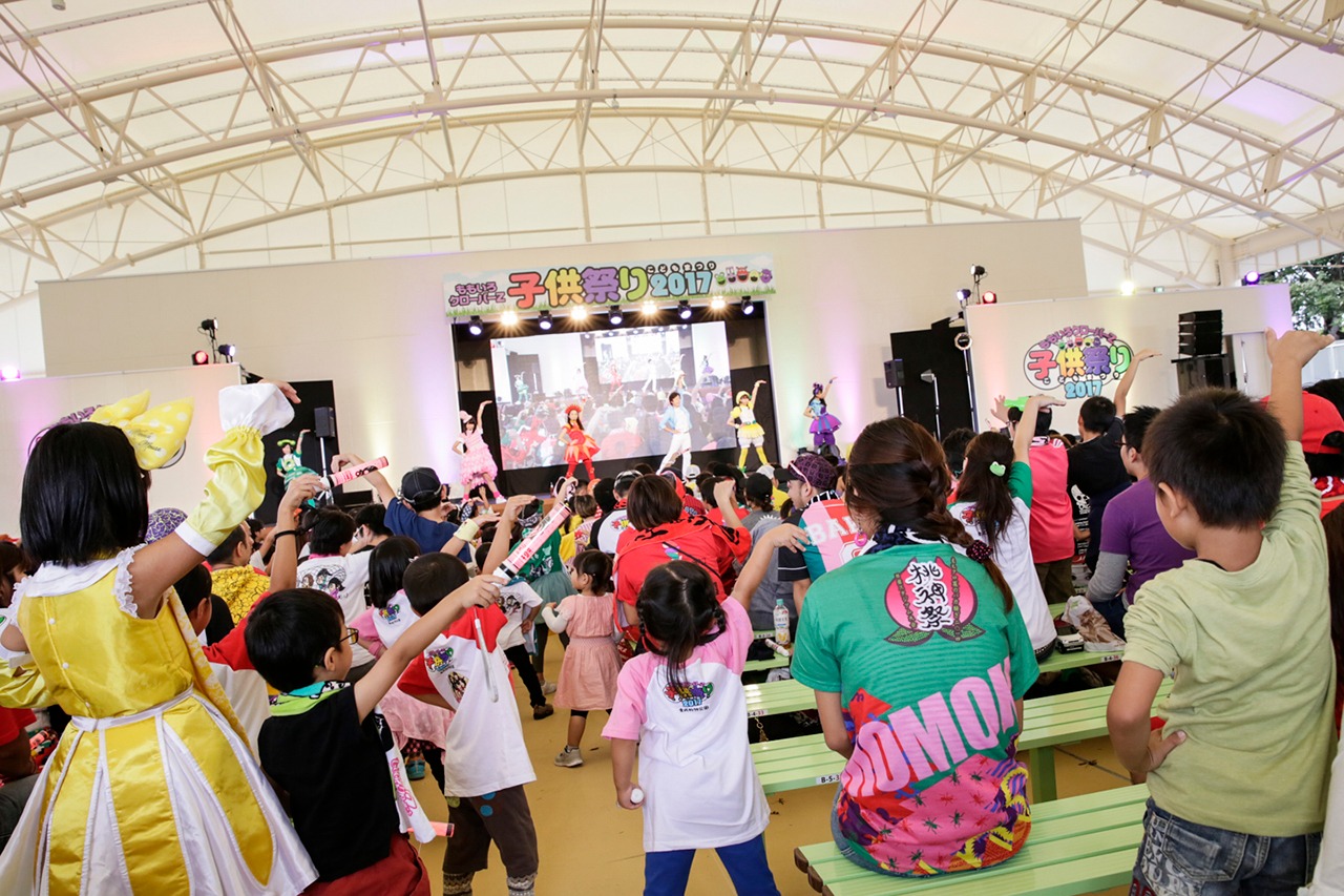 ひろみちお兄さんとパフォーマンスするももくろちゃんZ。（Photo by Aya Horiguchi）