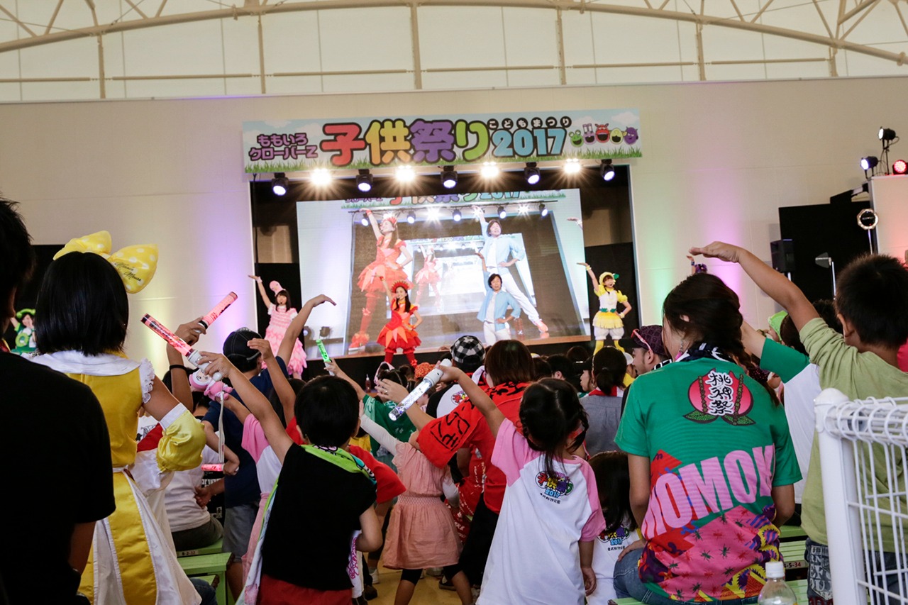 ひろみちお兄さんとパフォーマンスするももくろちゃんZ。（Photo by Aya Horiguchi）