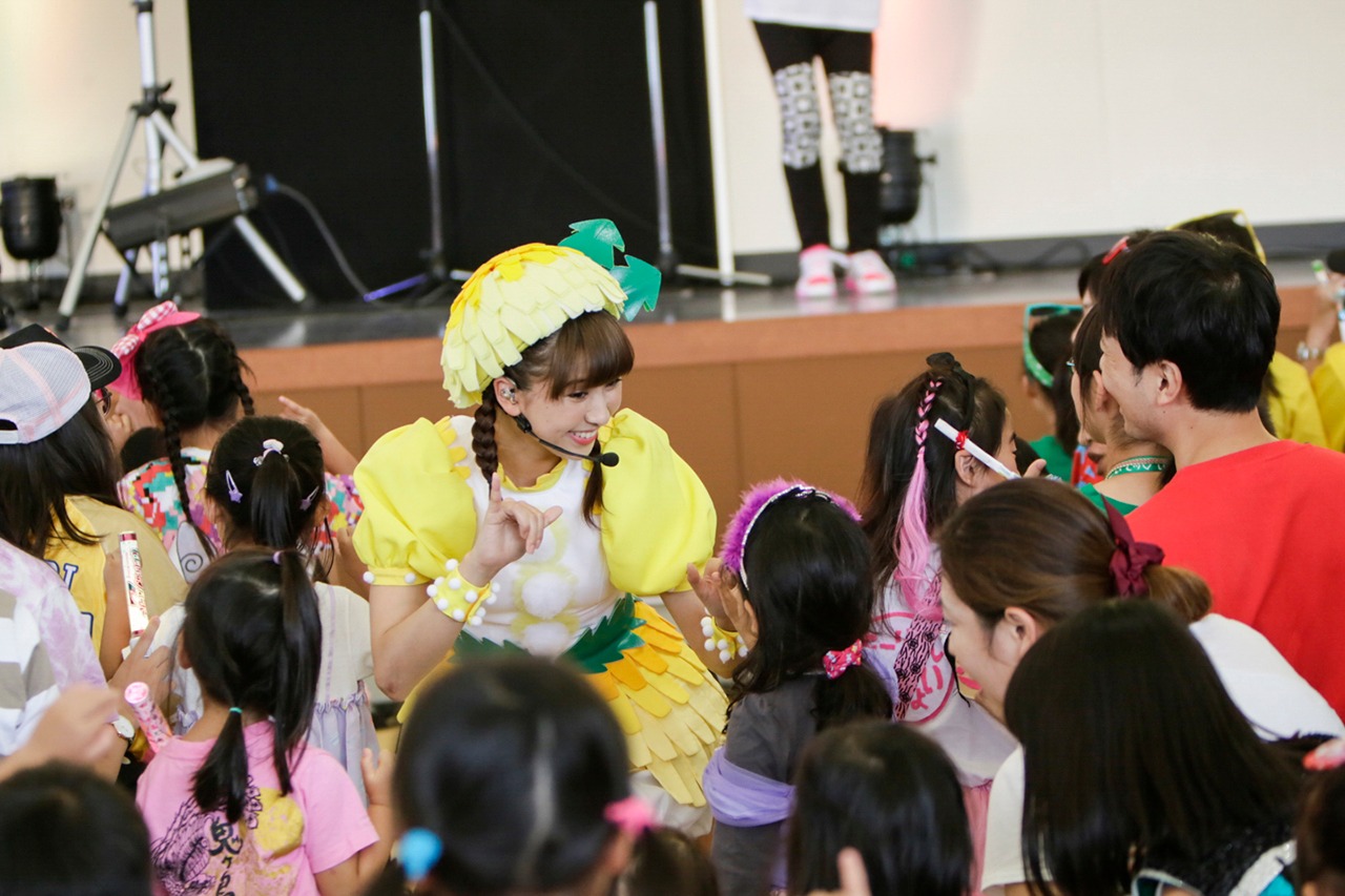 子供たちと戯れる玉井詩織。（Photo by Aya Horiguchi）