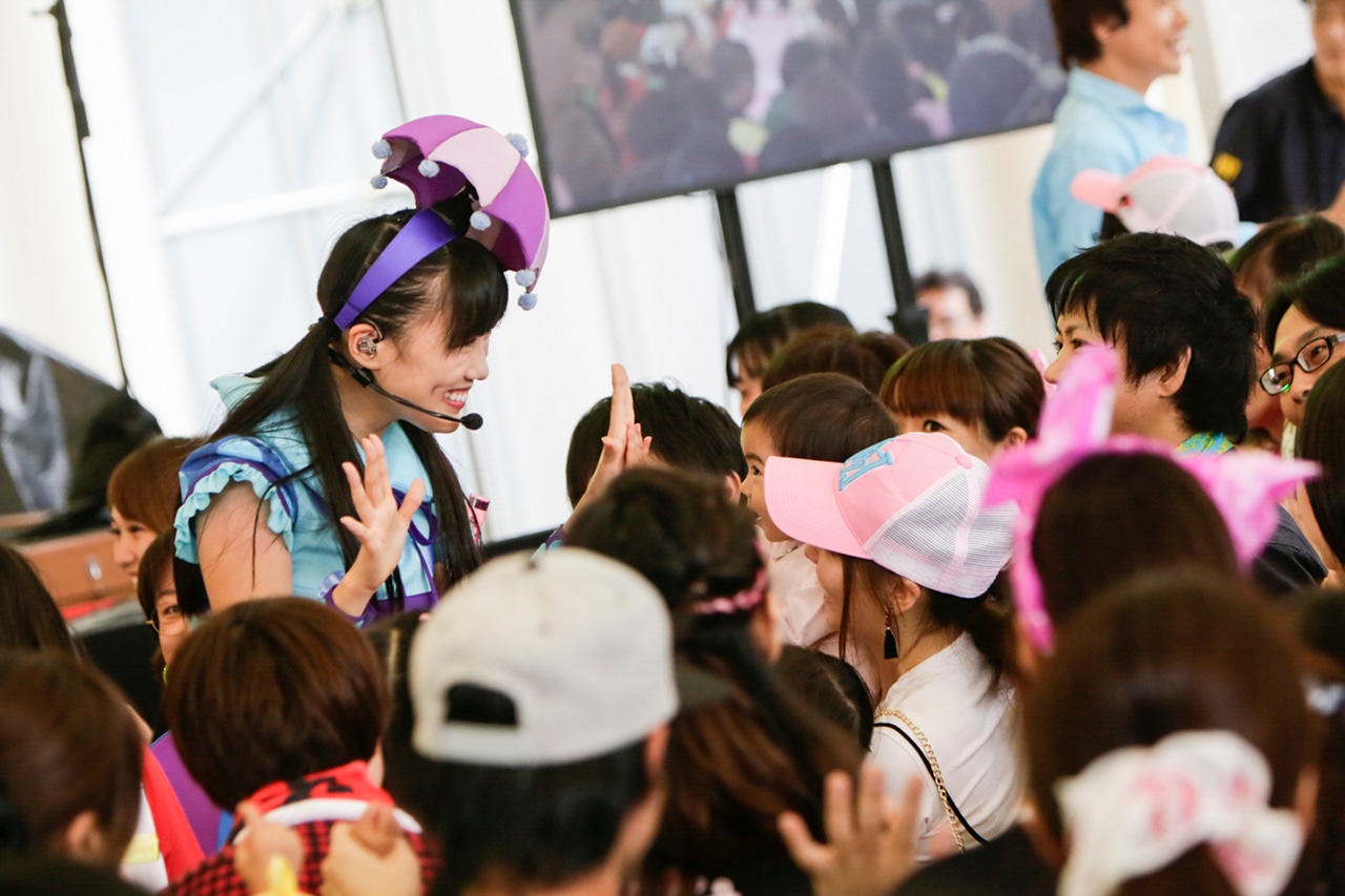 子供たちと戯れる高城れに。（Photo by Aya Horiguchi）