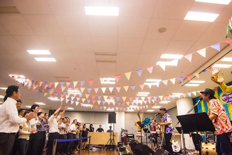 BEGINのシークレットライブの様子。（写真提供：アミューズ）