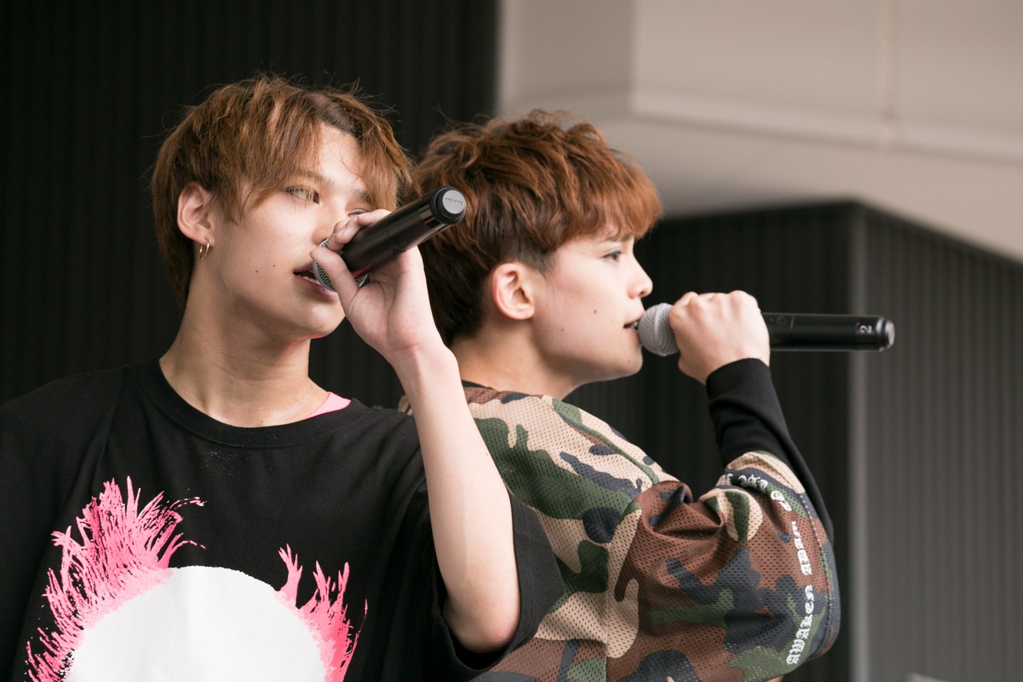 左からTETTA、REI。