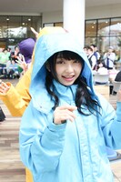 ベンチコートを着て登場する辻野かなみ。（提供：スターダストプロモーション）