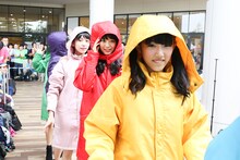 ベンチコートを着て登場するときめき▽宣伝部。（提供：スターダストプロモーション）