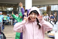 ベンチコートを着て登場する小泉遥香。（提供：スターダストプロモーション）