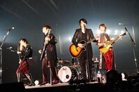 GLAY「GLAY ARENA TOUR 2017 "SUMMERDELICS"」新潟・朱鷺メッセ・新潟コンベンションセンター公演の様子。