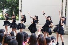 ときめき▽宣伝部「ときめき▽宣伝部～6th SEASON～DEADHEATでぶっちぎりぎりパラダイス!!ツアー」千葉・イオンモール幕張新都心公演の様子。（提供：スターダストプロモーション）