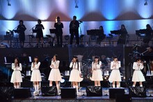 横1列に並んで歌うエビ中。