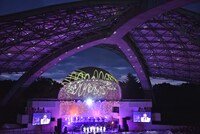 ライトアップされた秩父ミューズパーク 野外ステージ。