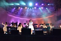 中山莉子が歌う「マカロニ」に合わせて後ろで振り付けをするエビ中メンバー。