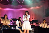 「マカロニ」を歌う中山莉子と後ろで座ったまま振り付けをするエビ中メンバー。