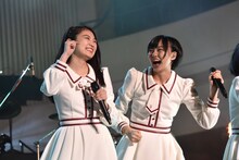 左から柏木ひなた、安本彩花。