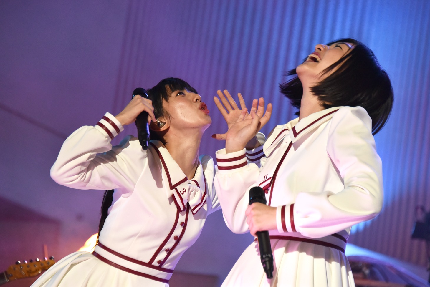 左から真山りか、小林歌穂。