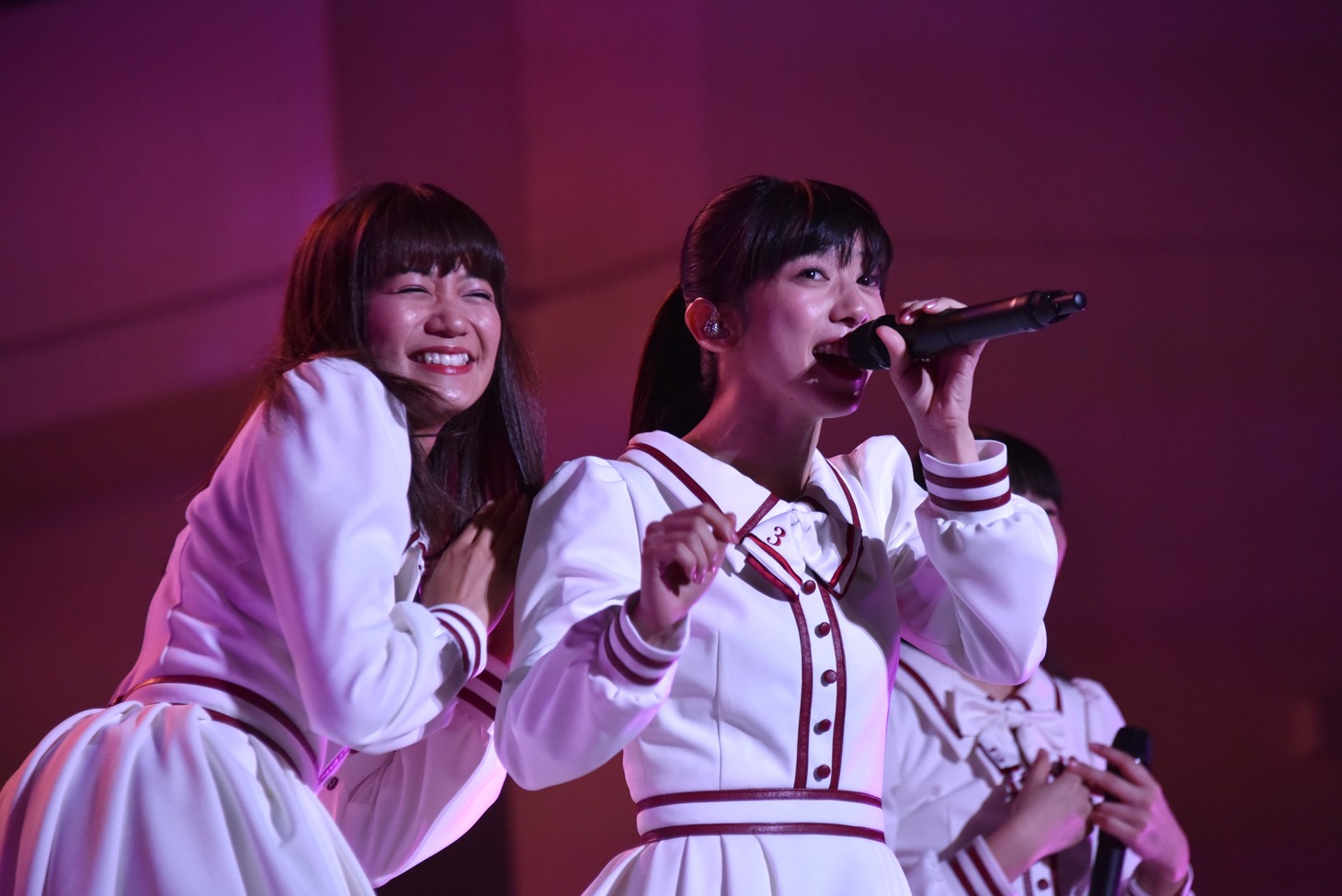 左から星名美怜、真山りか。