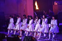 横1列に並んで歌うエビ中。