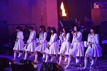 横1列に並んで歌うエビ中。