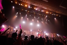 LiSA「LiVE is Smile Always～LiTTLE DEViL PARADE～『そしてパレードは続く』」初日公演の様子。（撮影：キセキミチコ）