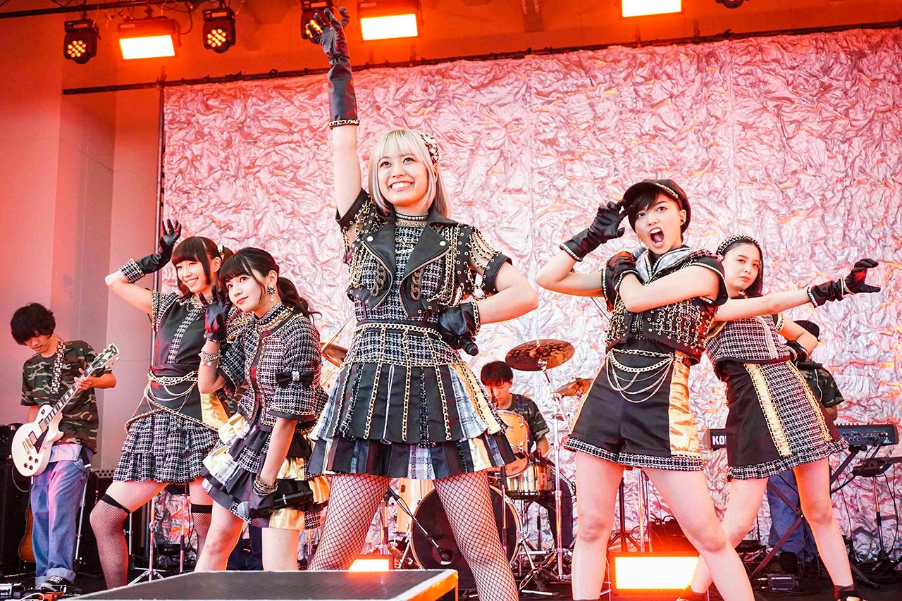 ベイビーレイズJAPAN「野外ワンマン3連戦“晴れも！雨も！大好き！！”【ファイナル】みんなでエモーショナルアドベンチャー！」埼玉・東武動物公園 新イベントステージ公演の様子。（提供：ポニーキャニオン）