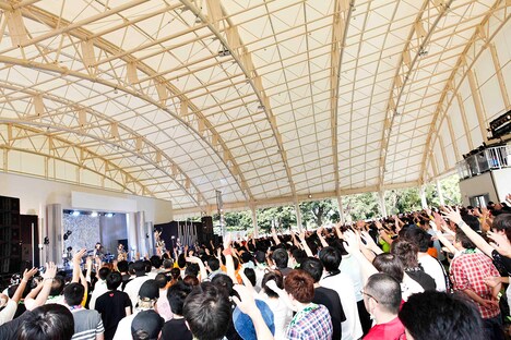 ベイビーレイズJAPAN「野外ワンマン3連戦“晴れも！雨も！大好き！！”【ファイナル】みんなでエモーショナルアドベンチャー！」埼玉・東武動物公園 新イベントステージ公演の様子。（提供：ポニーキャニオン）