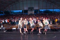 ベイビーレイズJAPAN「野外ワンマン3連戦“晴れも！雨も！大好き！！”【ファイナル】みんなでエモーショナルアドベンチャー！」埼玉・東武動物公園 新イベントステージ公演のライブ後に行われた記念撮影。（提供：ポニーキャニオン）