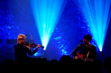 NAOTO（左）と「六月三日」をパフォーマンスする近藤晃央。（提供：アリオラジャパン）