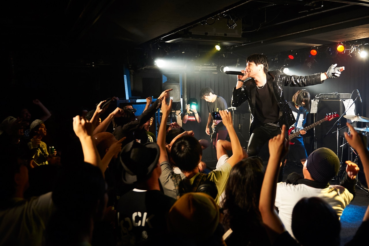 「DEATHRO / GIG THE SLEEPLESS」の様子。