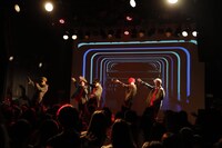 MADKIDのライブの様子。