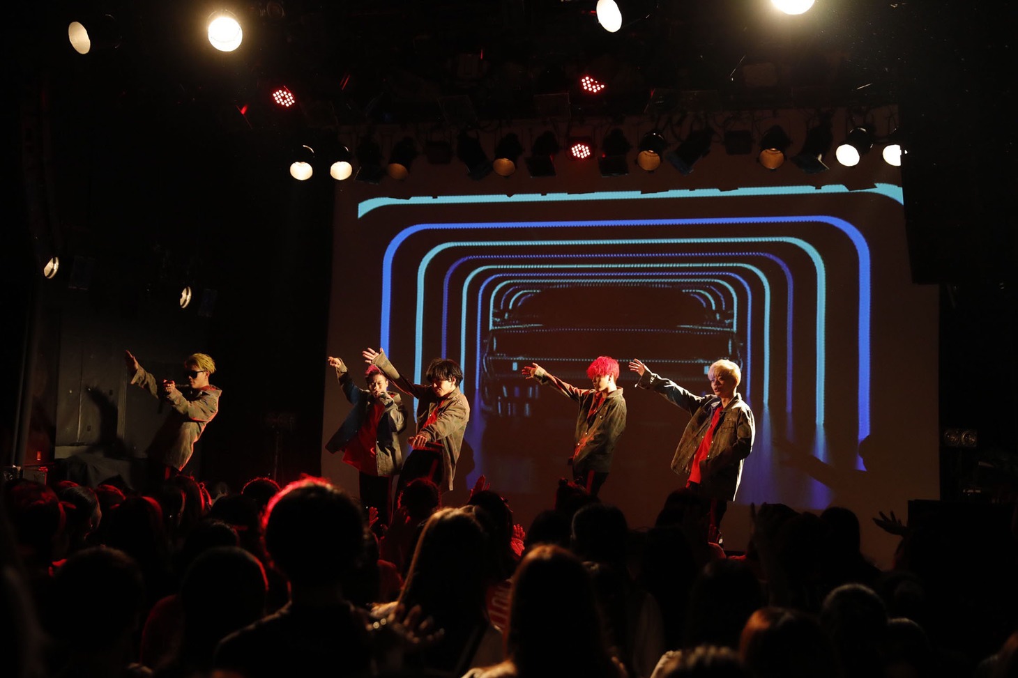 MADKIDのライブの様子。