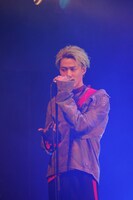 MADKIDのライブの様子。