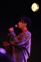 MADKIDのライブの様子。