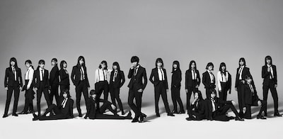 人気画像1位は「欅坂46『風に吹かれても』でスーツ姿、平手はショートヘアに」より、欅坂46の新しいアーティスト写真。