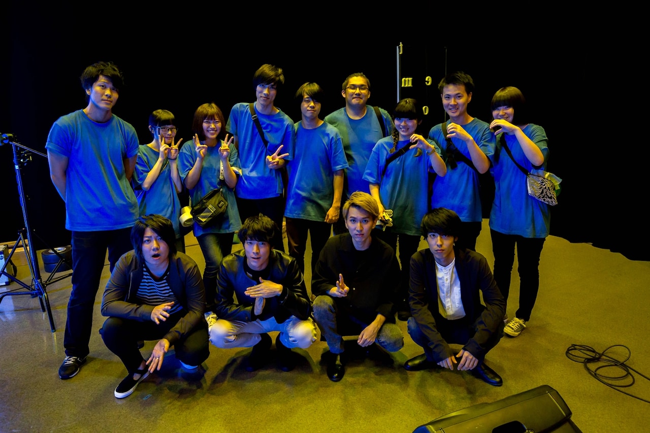 SHE'Sと東放学園映画専門学校プロモーション映像科の学生たち。