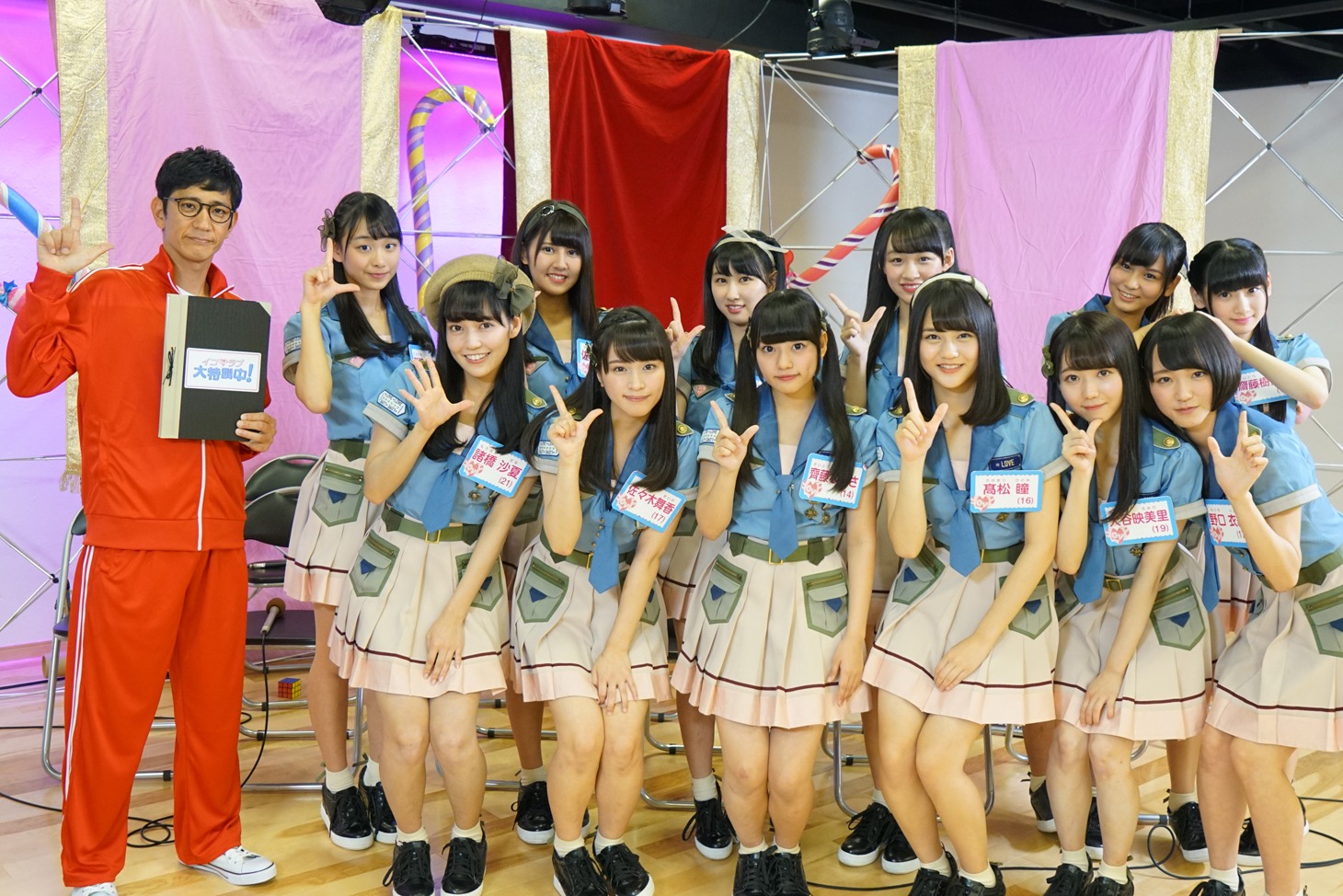 「イコラブ大特訓中！」初回配信に出演した=LOVEメンバーと、アンタッチャブルの柴田英嗣。