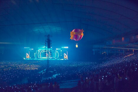 気球に乗って会場を回る西野カナ。