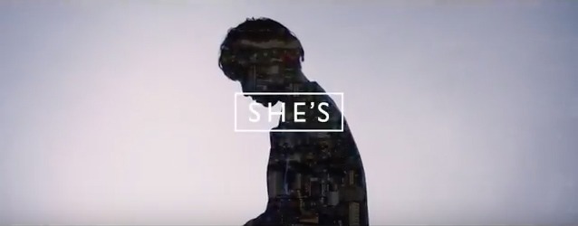 SHE'S「Don't Let Me Down」ミュージックビデオのワンシーン。