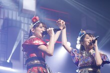 「翼を授けてグローリア」を披露する秋本帆華と咲良菜緒。（Photo by HIROKAZU）