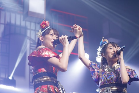 「翼を授けてグローリア」を披露する秋本帆華と咲良菜緒。（Photo by HIROKAZU）