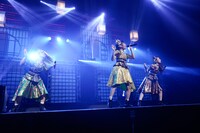 「私がセンター」を披露する大黒柚姫、坂本遥奈、伊藤千由李。（Photo by HIROKAZU）