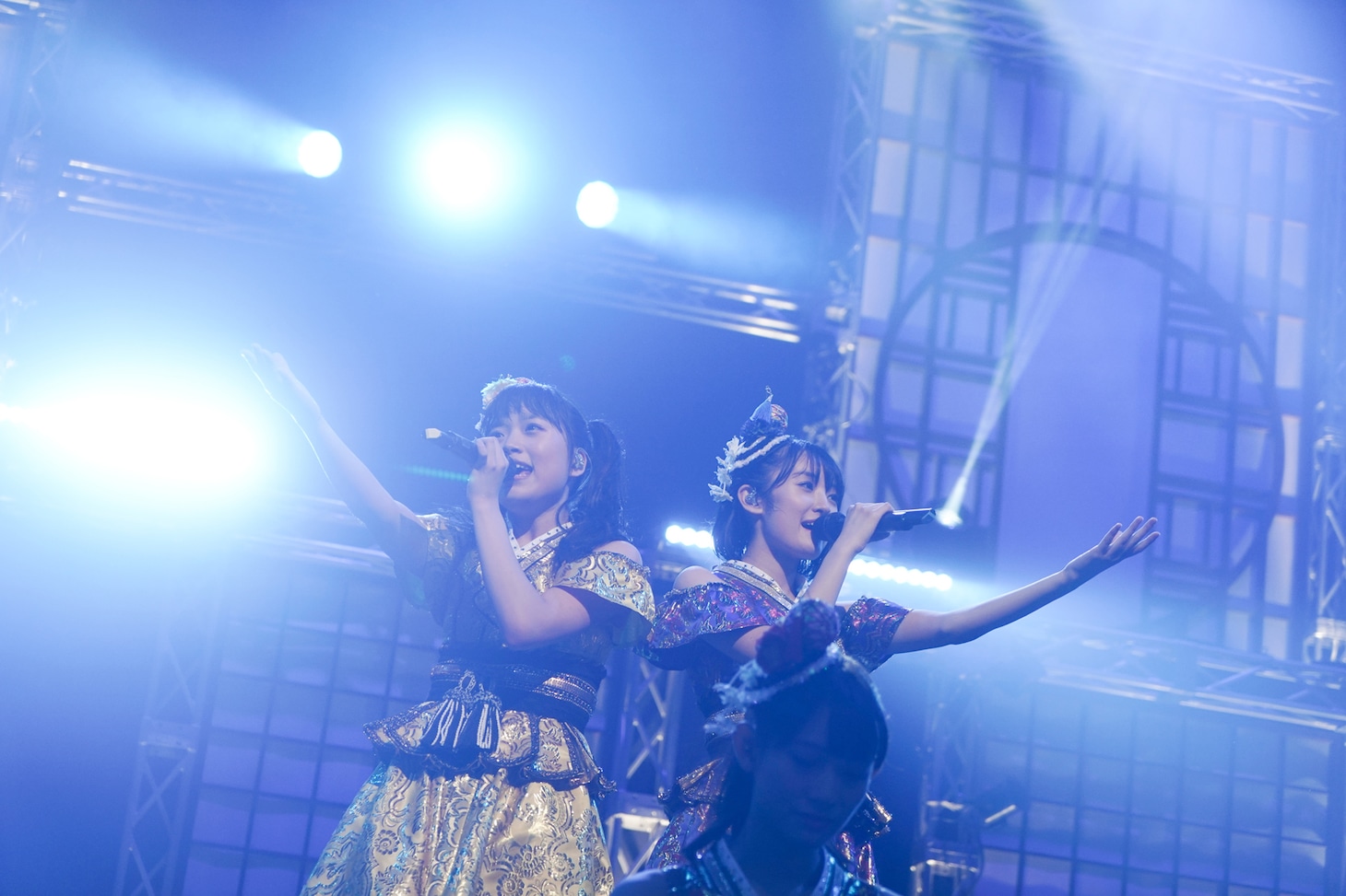 左から伊藤千由李、咲良菜緒。（Photo by HIROKAZU）