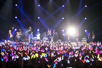 人気画像2位は「luz、そらまふ、un:cら9人が熱演『XYZ TOUR』大阪でファイナル迎える」より、「XYZ TOUR 2017 -SUMMER-」最終公演の様子。（撮影：堀卓朗、今田和也）