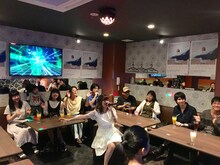 「Yun*chiとカラオケパーティー」でカラオケを楽しむYun*chiとファン。