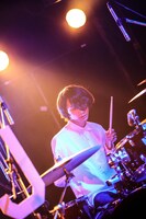 古谷駿（Dr / YAJICO GIRL）（撮影：渡邉一生）