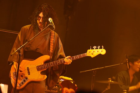 安西卓丸(B, Vo)(撮影:中島未来)