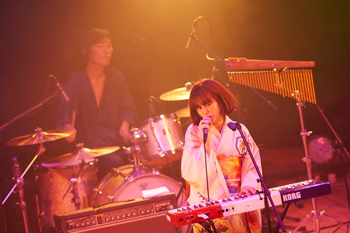 手前から内田万里（Vo, Key）、高城琢郎（Dr）。（撮影：中島未来）