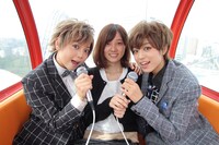 ファンと一緒に観覧車に乗る仮屋世来音、愛刃健水。