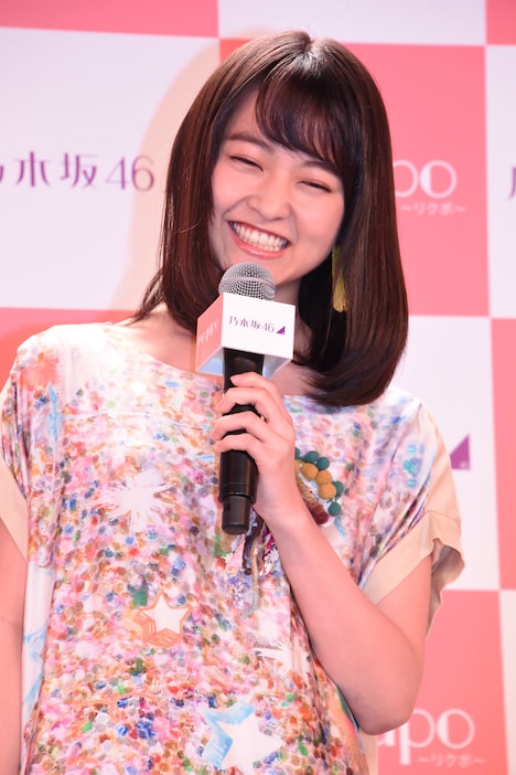 笑う伊藤万理華（乃木坂46）。